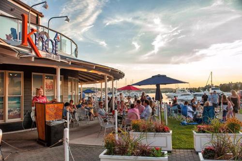 een menigte mensen die buiten een restaurant zitten bij Historic 5BDR Orchard Home in Suttons Bay