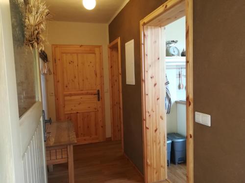 a hallway with a door leading into a room at Ferienwohnung Storchenblick in Großwulkow