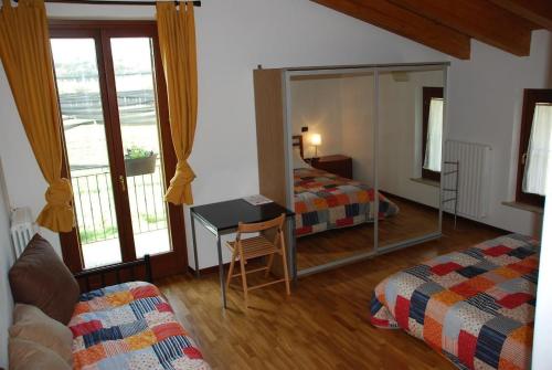 a hotel room with two beds and a mirror at Il rifugio del Gatto Moro in Valeggio sul Mincio