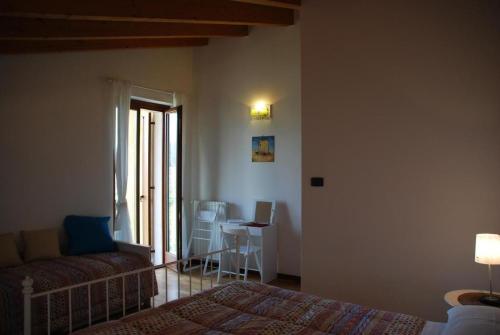 a bedroom with a bed and a couch and a table at Il rifugio del Gatto Moro in Valeggio sul Mincio