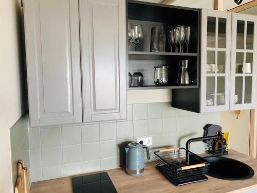 Kuchyň nebo kuchyňský kout v ubytování Ferien am Strand, Urlaub an der Ostsee Ferienwohnung am Strand in der Nähe der Schlei, Umgebung von Kappeln u Damp
