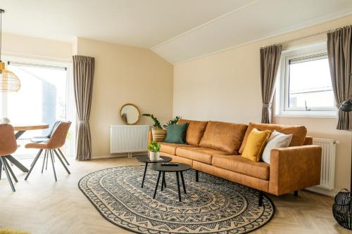 ein Wohnzimmer mit Sofa und Tisch in der Unterkunft Chalet bis sechs Personen ohne Hund - a61188 in Norden