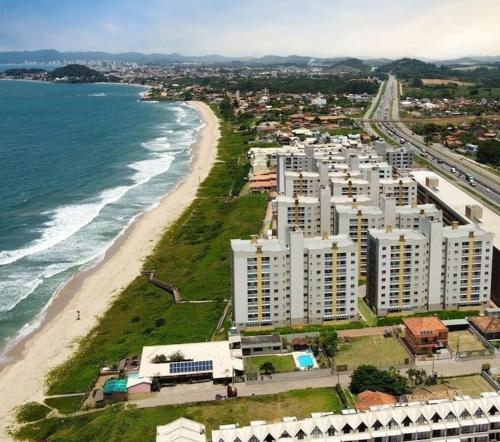 an aerial view of a beach with white buildings at Comforto a Beira-Mar com Vista Deslumbrante in Barra Velha