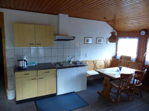 eine Küche mit Tisch und Arbeitsplatte in der Unterkunft Ferienhaus Rombach Wohnung A in Wieden