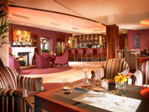 un restaurante con mesa y sillas y un bar en The Blue Haven Hotel, en Kinsale