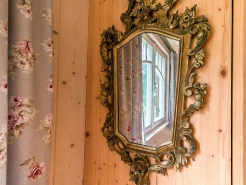 an ornate mirror on a wall with a window at Zigappo Classique in Lychen