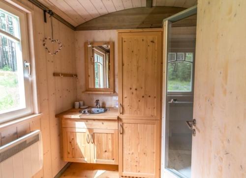 a small bathroom with a sink and a mirror at Zigappo Classique in Lychen