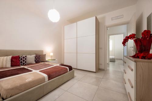 En eller flere senge i et værelse på Baia Verde Apartment