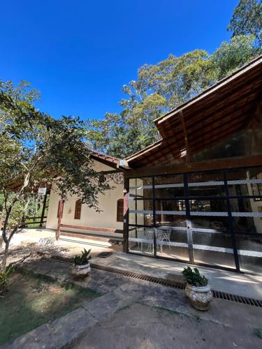 an outside view of a building with trees at Chácara da felicidade in Venda Nova do Imigrante