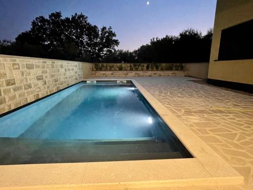 Geschmacksvolle Ferienwohnung mit Pool nur 60 m vom Strand für bis 5 Personen