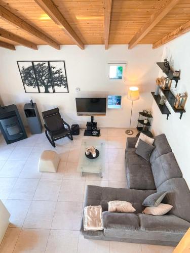 Istumisnurk majutusasutuses Cozy Mountain Retreat - Jacuzzi, Outdoor Kitchen, Activity Area for Adults & Kids, Veranda & More