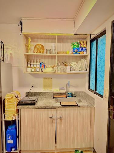 Η κουζίνα ή μικρή κουζίνα στο Stellar Staycation Near PH Arena