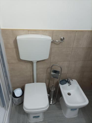 un bagno con un water bianco e un lavandino di LA casetta 2.0 a Termini Imerese