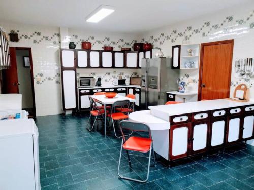 Nhà bếp/bếp nhỏ tại Casa independiente para grandes grupos y familias