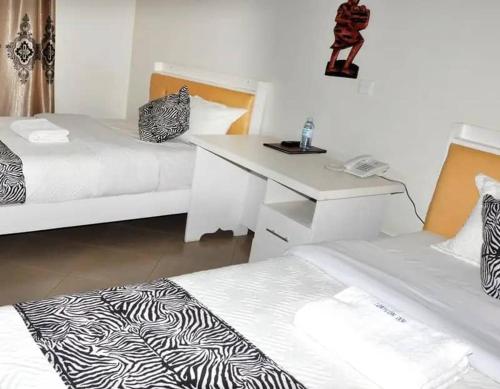 Postel nebo postele na pokoji v ubytování Lorycon Hotel Rukungiri