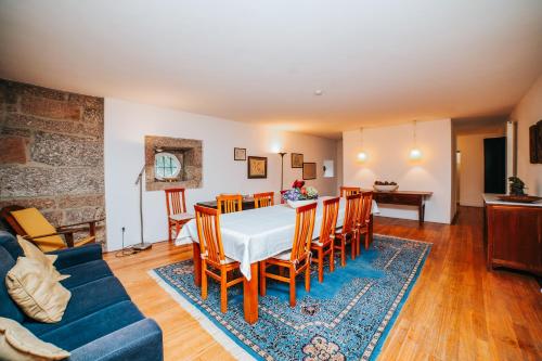 a kitchen and dining room with a table and chairs at Quarto Duplo com Jardim e Piscina in Póvoa de Lanhoso