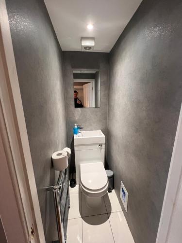 une petite salle de bain avec toilettes et miroir dans l'établissement John Knox's Apartment on Edinburgh's Royal Mile, à Édimbourg