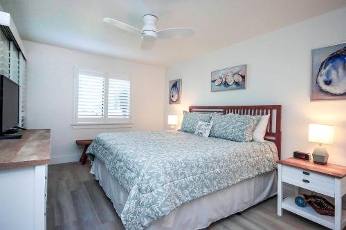 Katil atau katil-katil dalam bilik di Beautiful Beachfront Condo Steps From The Beach On Sanibel Island 2D1