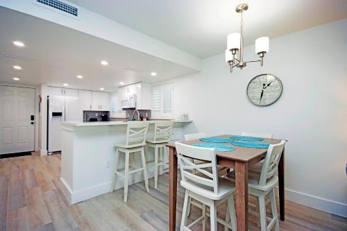 Dapur atau dapur kecil di Beautiful Beachfront Condo Steps From The Beach On Sanibel Island 2D1