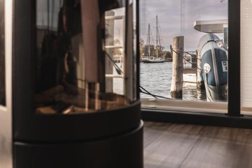 een uitzicht op een steiger met een boot in het water bij Hausboot Paradise - LP9 in Peenemünde