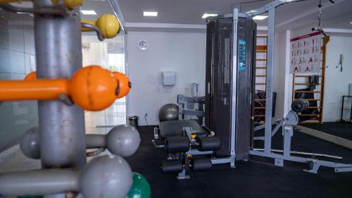 a gym with a bunch of equipment in a room at Pontes Home Stay - Flats em Boa Viagem por Yolo in Recife