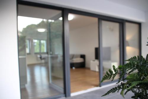 a room with glass doors and a living room at Casa Kronengarten Nr 11 in Hilden