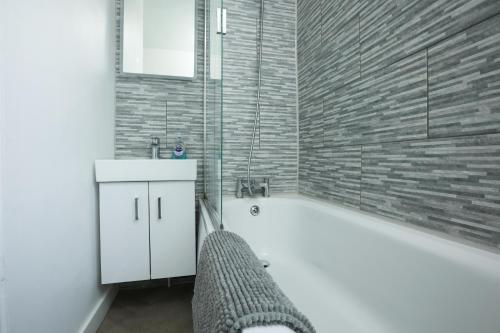 Bilik mandi di Highfield House by N And N Stays, Great Location, Plenty of on Street Parking, Perfect for Contractors, Workers visiting Bath, Great disc for long stays available