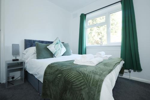 Katil atau katil-katil dalam bilik di Highfield House by N And N Stays, Great Location, Plenty of on Street Parking, Perfect for Contractors, Workers visiting Bath, Great disc for long stays available