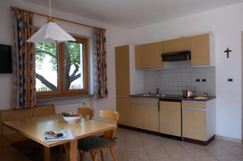 a kitchen with a table and a dining room at Ferienwohnung im Haus Texel II in Rablà