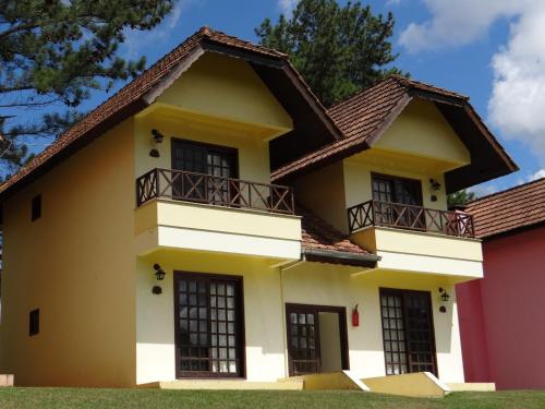una casa con un balcone in cima di Fazenda do Engenho Parque Hotel a Piratuba