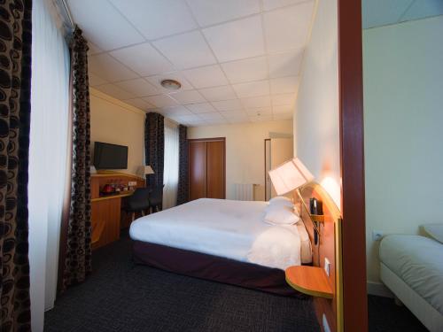 Postel nebo postele na pokoji v ubytování Kyriad Hotel Lamballe