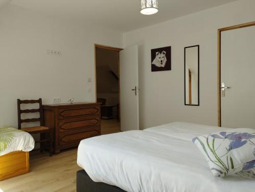 a bedroom with a bed and a dresser at Casa Adam's in Saint-Jean-le-Thomas