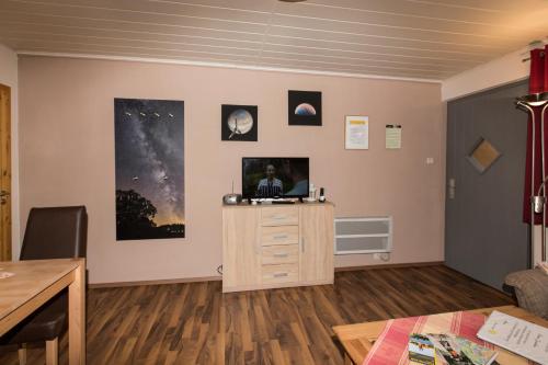 TV a/nebo společenská místnost v ubytování Ferienhaus Jupiter im Sternenpark