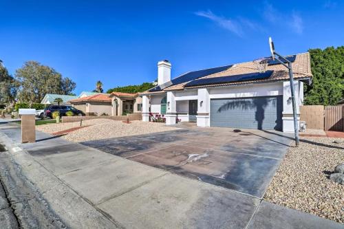 une maison avec un garage dans une allée dans l'établissement Cathedral City Retreat, à Cathedral City