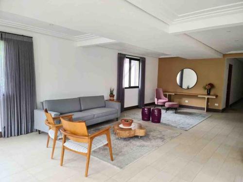 a living room with a couch and a table at Loft aconchegante próximo ao Capivari in Campos do Jordão