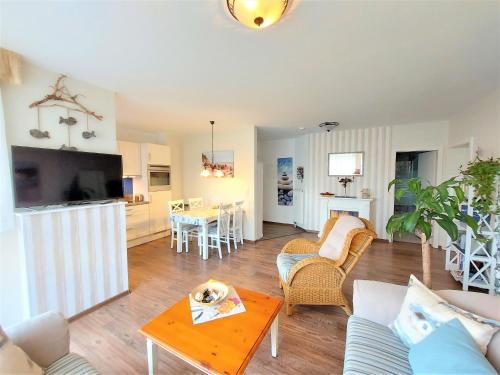una sala de estar con un sofá y una mesa en Strandgut, en Sassnitz