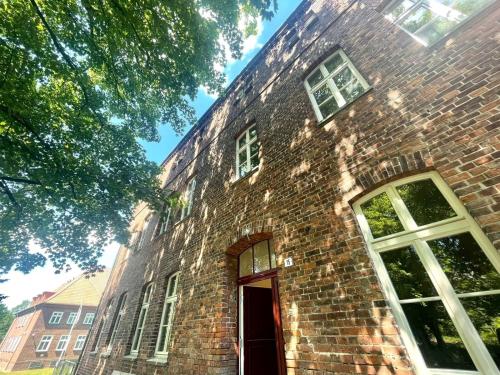 a brick building with a door and windows at Gästehaus Sternschanze - App 4 &bdquoObermaat&ldquo in Stralsund