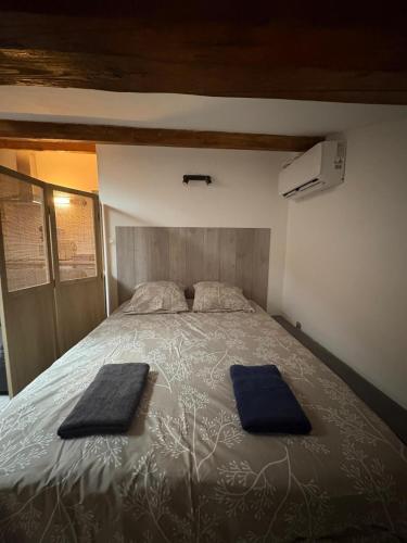 une chambre avec un lit avec deux serviettes dessus dans l'établissement Grand studio proche centre, à Narbonne