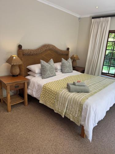 En eller flere senge i et værelse på GRACE COTTAGE Charming 2 Bed en-suite Cottage with Solar