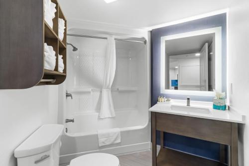 a bathroom with a tub and a sink and a toilet at Ocean Reef Resort in Myrtle Beach