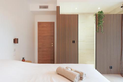 une chambre avec un lit avec une serviette dessus dans l'établissement Appartement 4 personnes situé à 2 pas de la Croisette et des plages, à Cannes