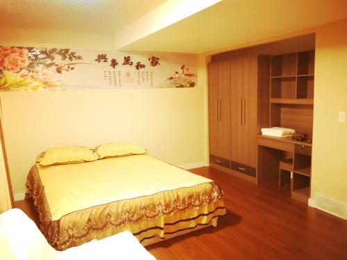 En eller flere senge i et værelse på Home Inn Calgary Country Hills