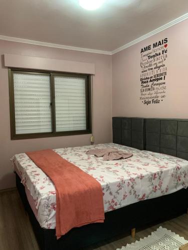 a bedroom with a bed with a blanket on it at Apartamento Champagne rosé in Garibaldi