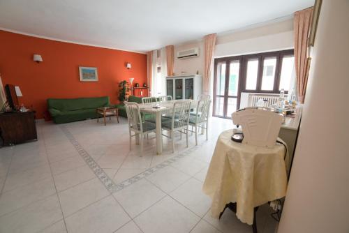 a living room with a table and a green couch at La Casa Di Rosa in Matera