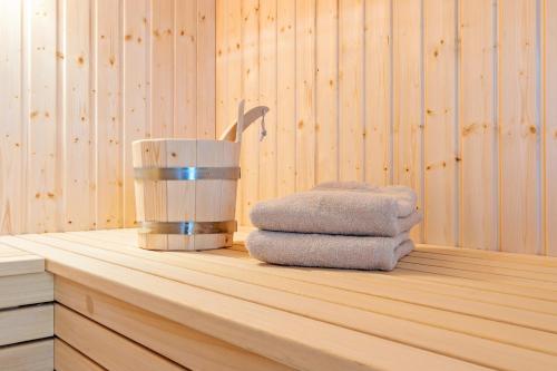 una pila di asciugamani seduta su un bancone in una sauna di Wellness-Doppelhaushälfte "Sand" eingezäunt 130m a Fehmarn