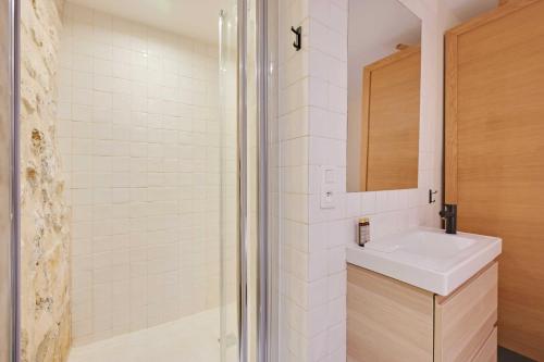 une salle de bain blanche avec un lavabo et une douche dans l'établissement Charming apartment - 1BR- 4P- Arts et métiers, à Paris