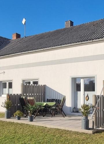 a house with two chairs and a patio at Buhr's Sonnenstern in Stolk