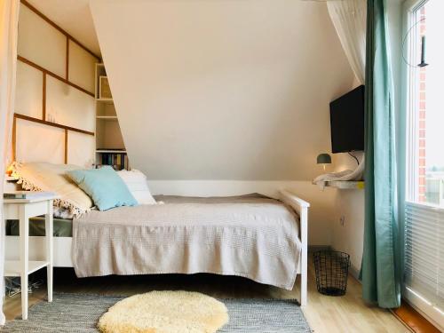 Postel nebo postele na pokoji v ubytování Nordlicht - Herzliche 1-Zimmer FeWo mit Meerblickbalkon