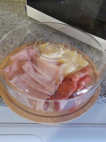 un piatto di cibo con carne e formaggio su un tavolo di Paraíso da Foz do Sabor a Torre de Moncorvo