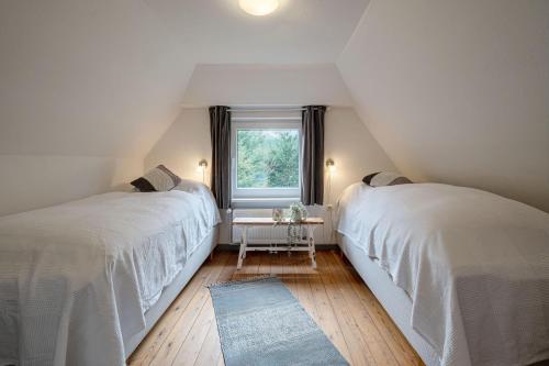 Ένα ή περισσότερα κρεβάτια σε δωμάτιο στο Strandhaus am Mühlendamm - Meerblick, Sauna und Ofen